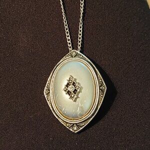 Avon vintage 1980s necklace/brooch